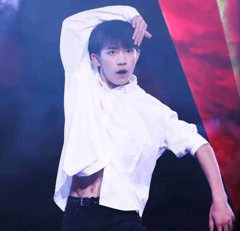 易烊千玺的八块腹肌,舔屏