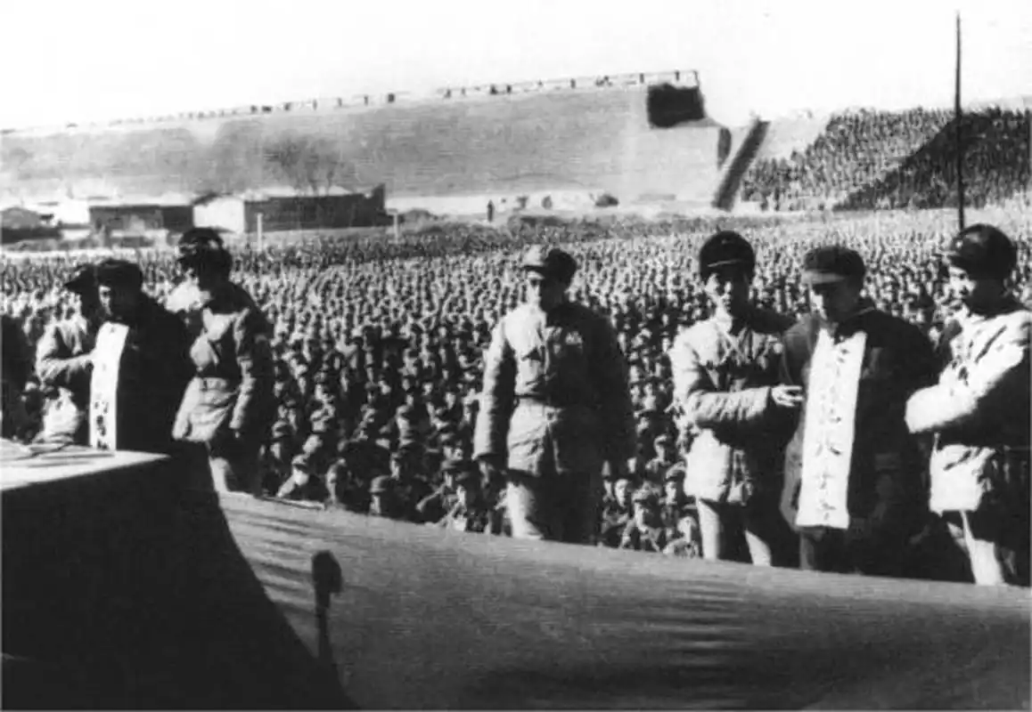 共和国第一反腐大案——刘青山,张子善贪污案,图为公审大会现场.