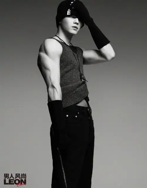 许凯的脸有多奶油,身体就有多野兽.