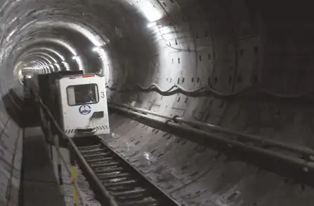 装载泥浆的列车从已经建好的隧道运向出口 摄影 刘畅