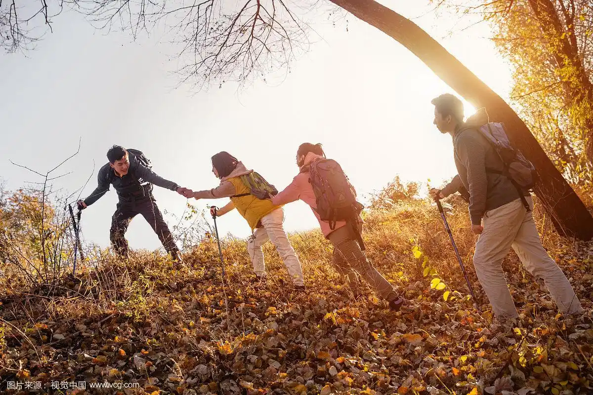 青年男女户外郊游