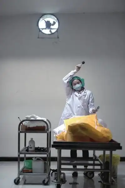 化妆间隙,小鹤用衣袖擦汗.