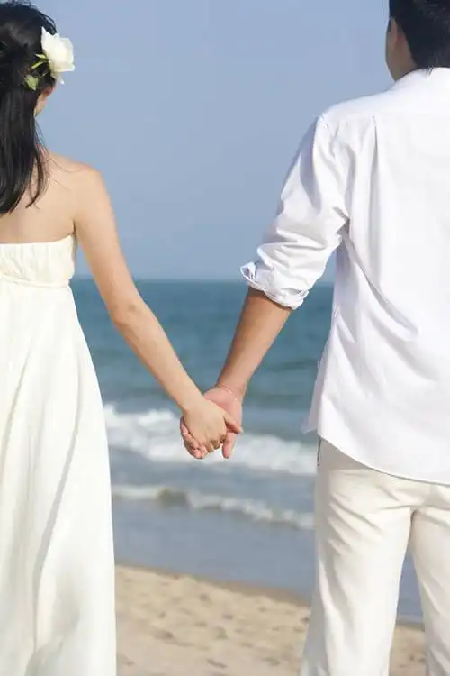 海滩浪漫婚纱情侣 分享到: 图片编号: tkf005_252882 授权许可类型