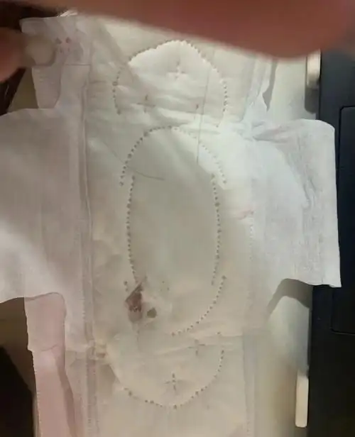 大家来看看这就是网购的卫生巾,还敢用吗?有血迹,黑点0505