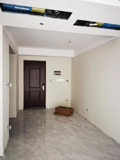 所以问问大家不装门套让批墙师傅刷上漆怎么样刚好批墙师傅还没走!