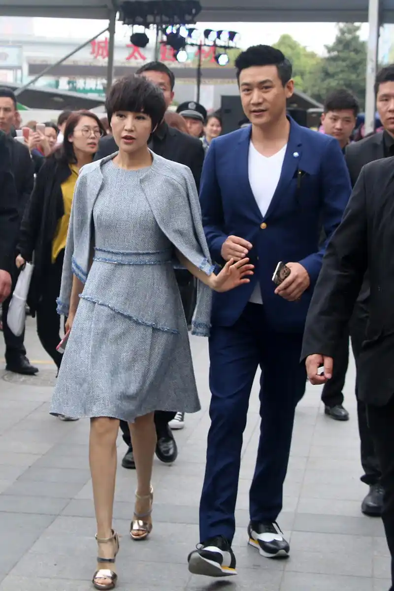 路人拍到陆毅夫妻!