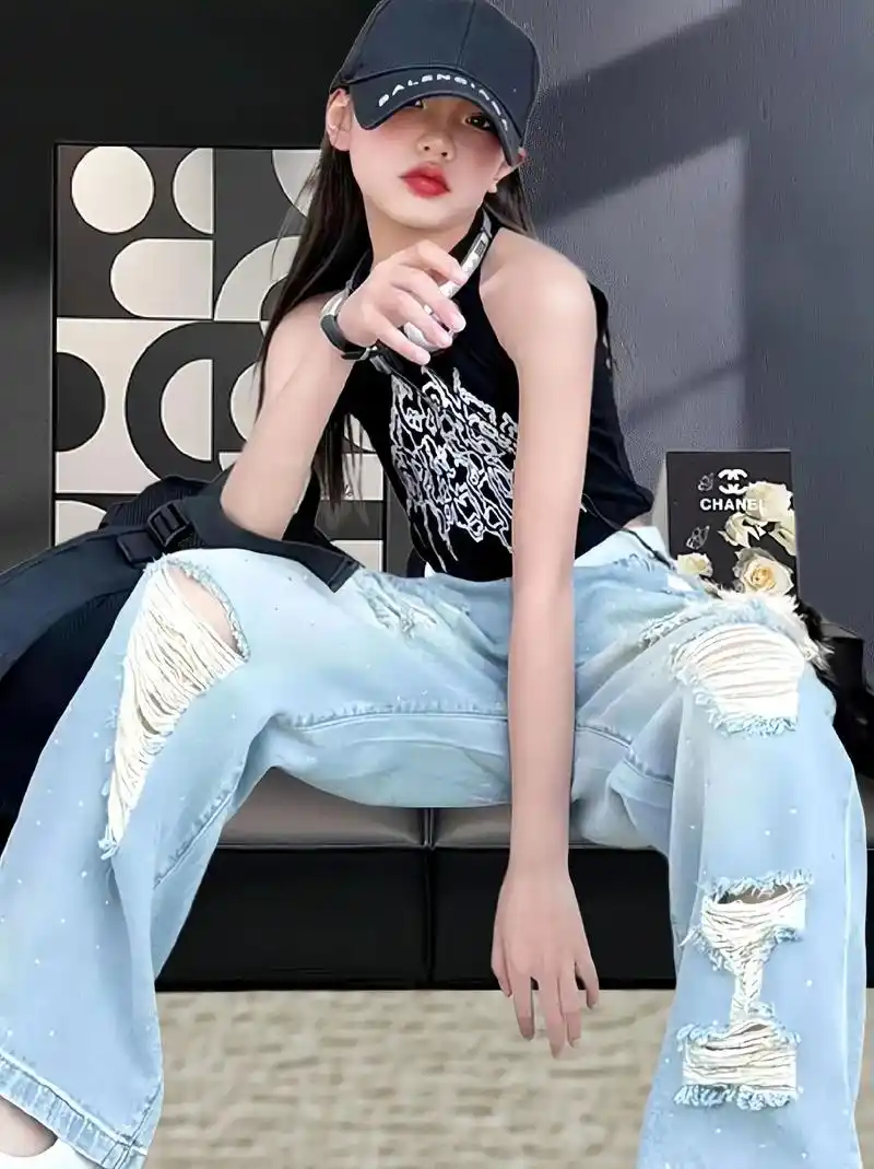 女童夏日时尚破洞牛仔裤套装来了,潮流时尚的款式,搭配背心清凉又时尚