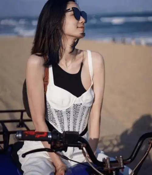 难怪能搞定男神林峰,张馨月"内衣外穿"不仅不显俗,美得更高级_白色