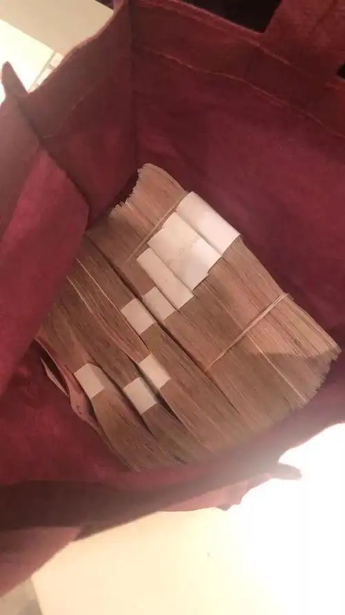 必须表扬!出租车上发现10万元现金!南宁的哥凭一条留言找到失主!