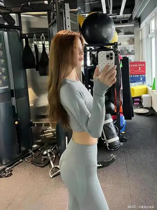 健身女孩:灰色瑜伽服美女健身房摄影写真