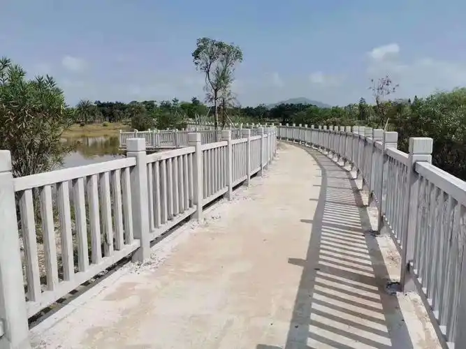 艺高景观小编举例介绍一下水泥仿木护栏多少钱一米安装成本吧.
