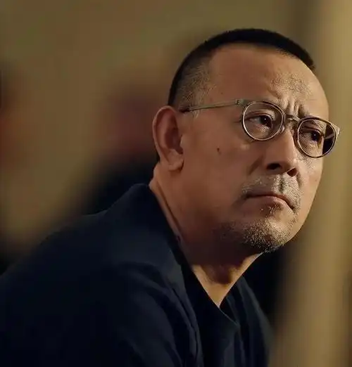 姜文一家四口出镜46岁周韵断崖衰老认不出俩儿子颜值好普通