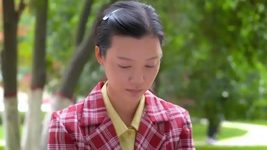 满仓进城景梅没钱只吃青菜说自己喜欢吃同学给她吃排骨