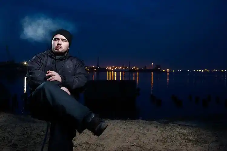 吸烟,喝,男人,纨绔子弟,夜晚,城市_高清图片_全景视觉