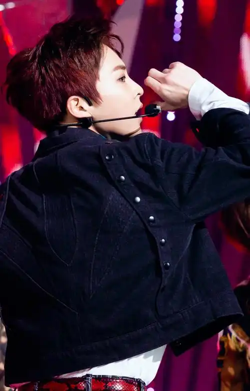 同时现场照还向我们揭露了区别于克里斯马舞台的exo的日常,对钟大t恤