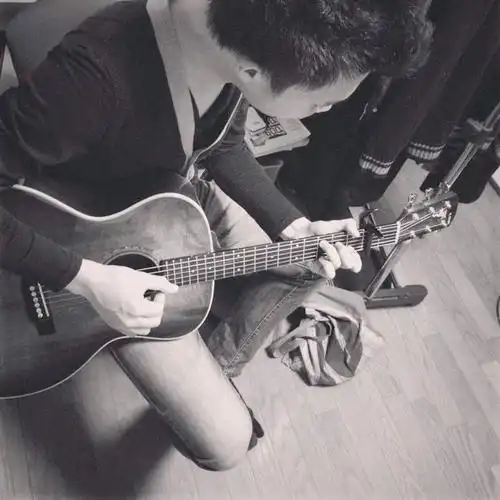 抱着吉他的阿伟