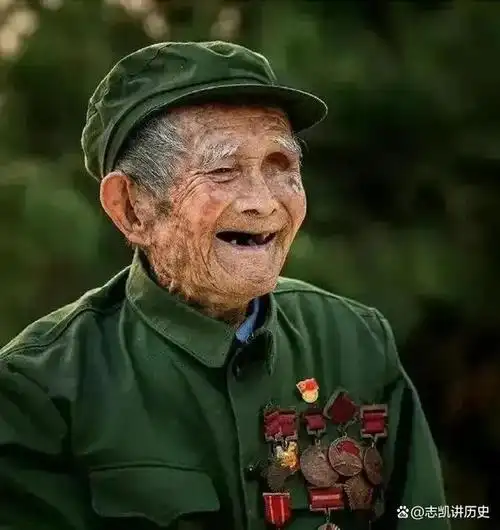 百岁老人战斗英雄感人瞬间