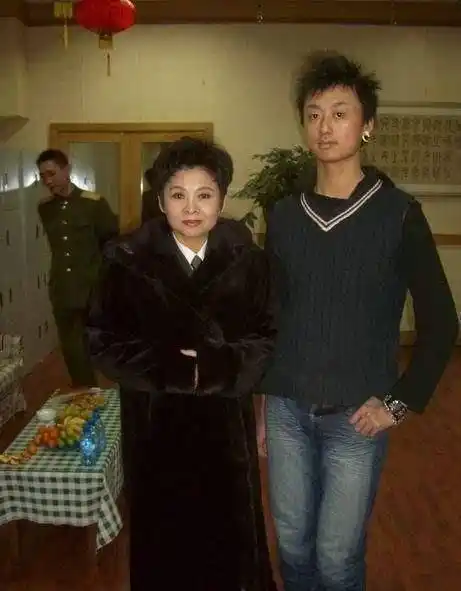 原创朱之文绯闻告破董文华与她的老公张楠牵手走过36年感情很好