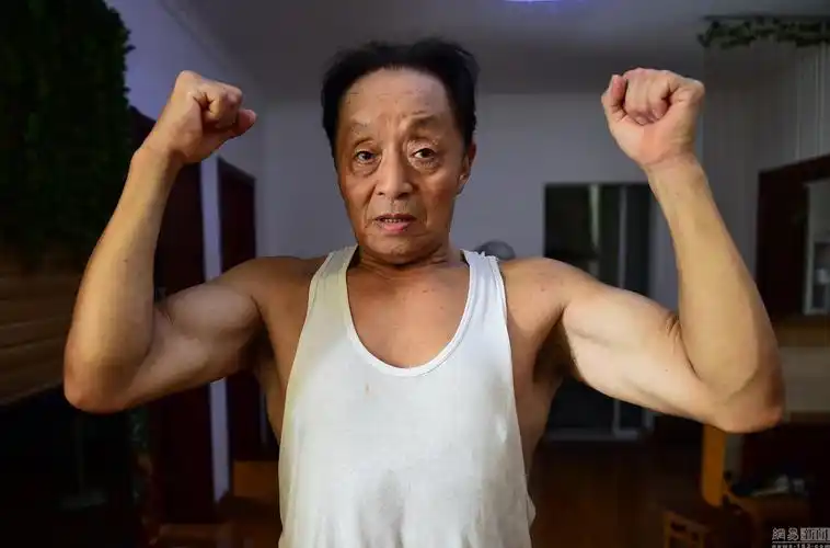 合肥古稀老汉痴迷健身 每天魔鬼训练不间断