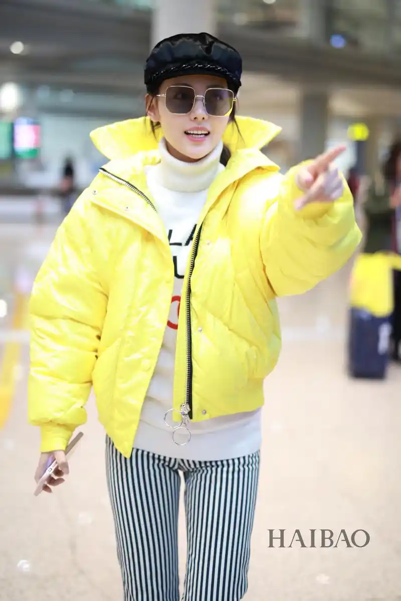 张嘉倪11月08日现身北京机场,身穿明黄色羽绒服可爱仿佛少女