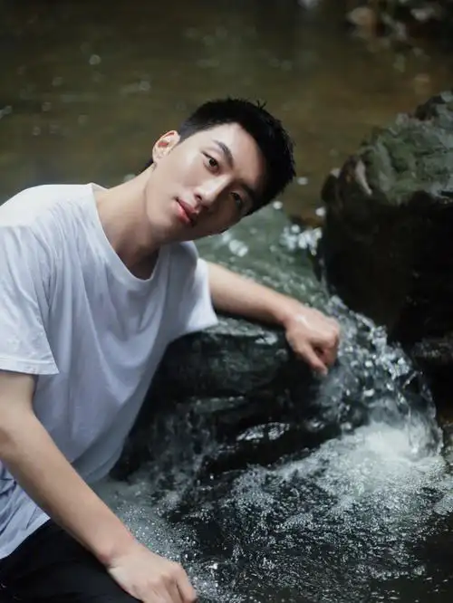 男生写真盛夏青空下的九溪少年