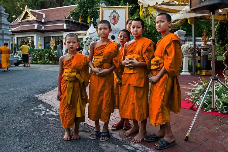 【原创】随处可见的泰国僧侣 - 歪树 - 歪树