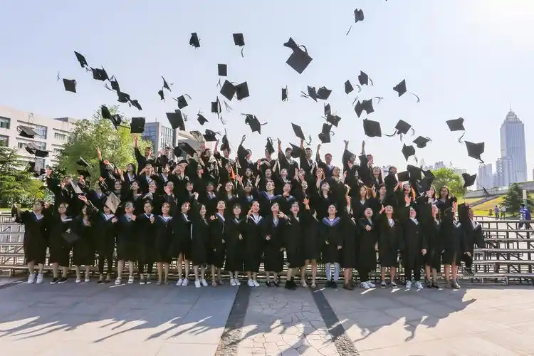 "随着一年一度的毕业季临近,即将离校的大学生们,在写论文,找工作之余