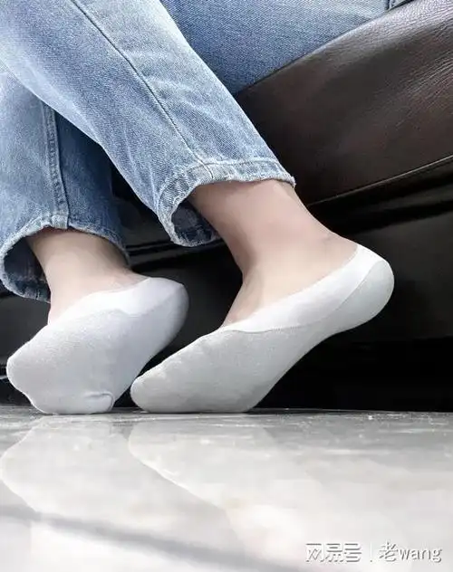 一个女人不可能一辈子永远都是球鞋球袜试试船袜
