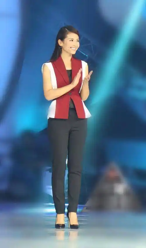 刘涛看着是年轻,但穿上少女系衣服,年龄就暴露了满满的违和感_女神