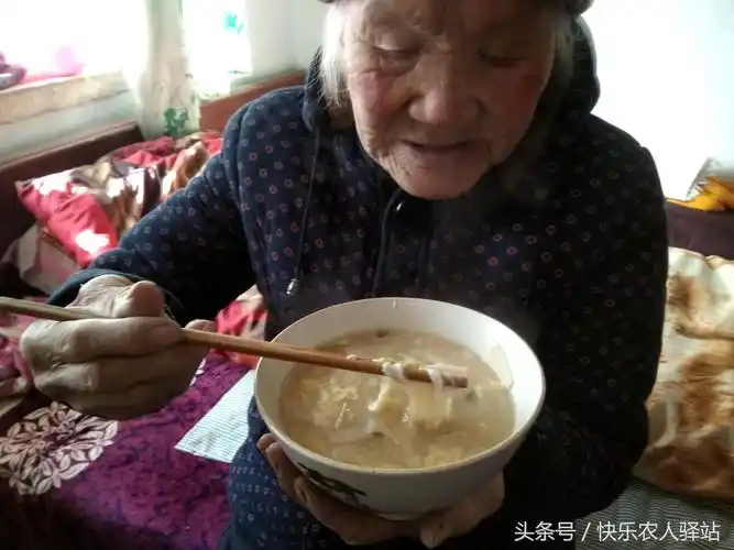 城里女婿回乡下过年,第一顿饭没想到吃窝窝头