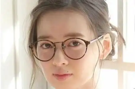 方脸戴什么形状的眼镜框好看(方脸戴什么形状的眼镜好)