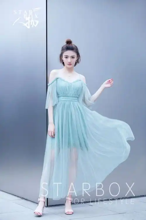 徐璐 湖蓝色的连衣裙好仙好美啊,加上美腿香肩,简直就是夏日里的一股