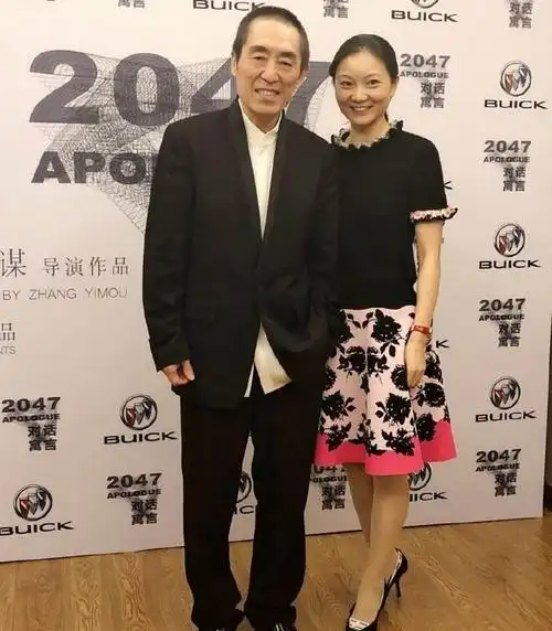 2012年,演员何珺爆料,娱乐圈知名导演张艺谋早已结婚,并育有两男一女