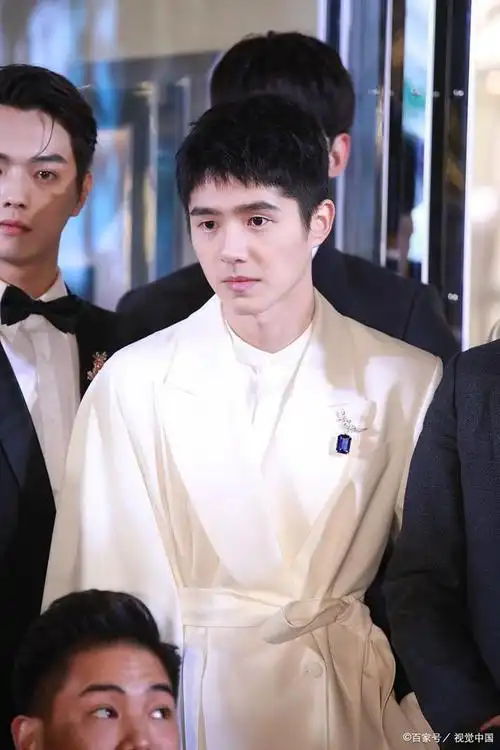 刘昊然新造型,银灰挑染惹话题