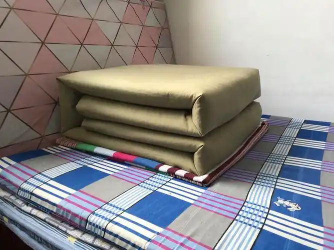 叠得整整齐齐的被子.