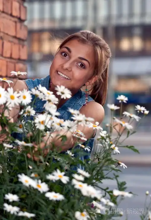 一个有雏菊的女孩的肖像