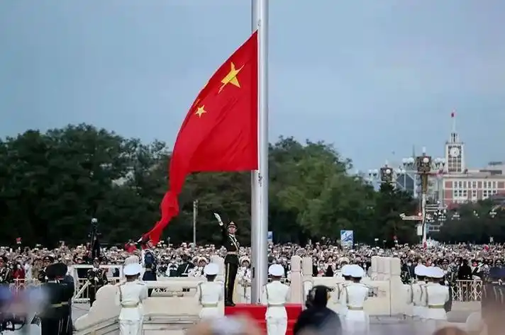 6时11分,伴随着雄壮的《义勇军进行曲》,五星红旗庄严升起.