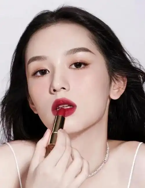 不建议上年纪的女人涂口红