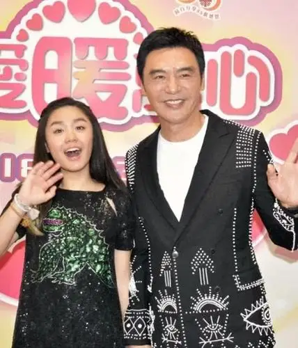 钟镇涛与女儿出席商演,他这个动作太显父爱了,果然是好爸爸