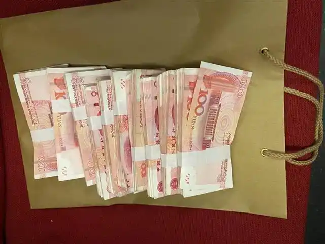 坐高铁丢了近10万现金 幸运!站车联手一小时完璧归赵