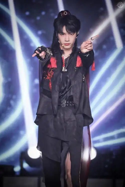 刘耀文转笛子##刘耀文 目光磁石