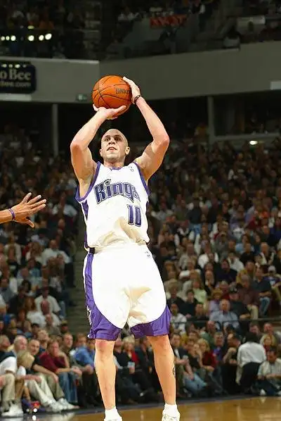 图文-[nba]国王主场107-99力克湖人 毕比跳投得分