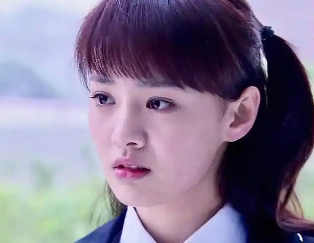 郑爽性格豪爽还是爱发脾气或许从她的感情经历可以看出些许端倪