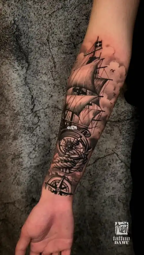 09帆船与指南针搭配设计的小臂纹身