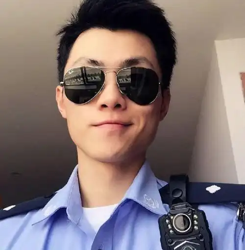 最近有一个民警调侃自己▼top4:最帅民警那大概外表和人品一样敷衍吧.