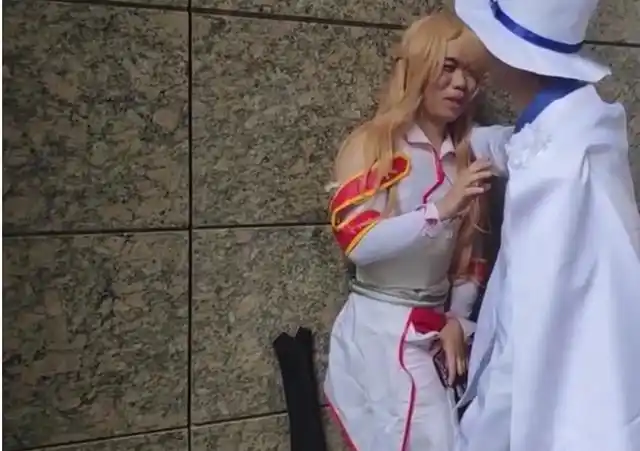 女装大佬"本子娜"被强吻,簇拥着进厕所,低级恶趣味让人尴尬