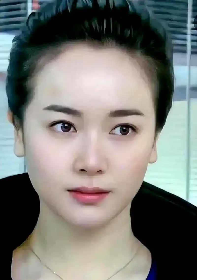 她拥有一双大眼睛和长长的睫毛,圆润的脸庞和雪白的肌肤,光滑细腻