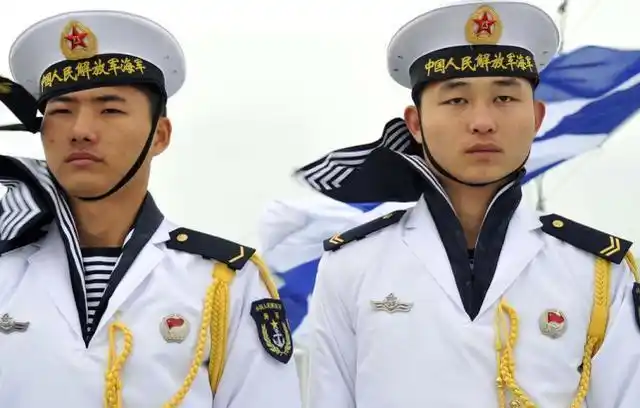 为什么中国海军水手帽上都有两条飘带? 没想到还有这样的作用