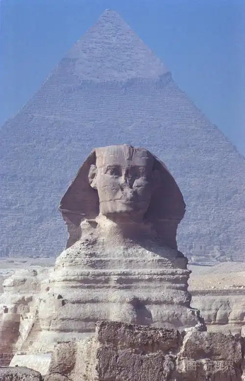 埃及金字塔背景下的狮身人面像美景