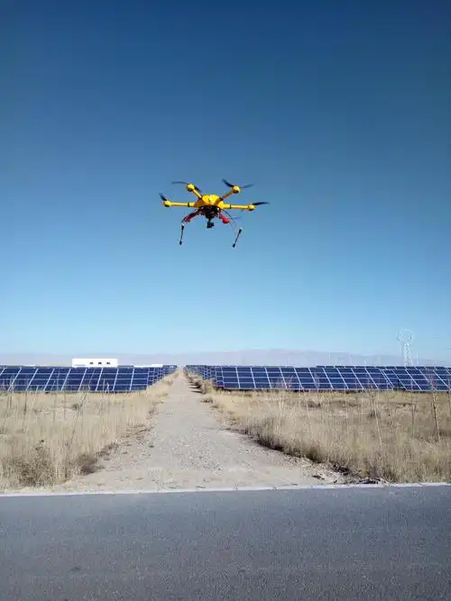 正在执行光伏巡检任务的无人机